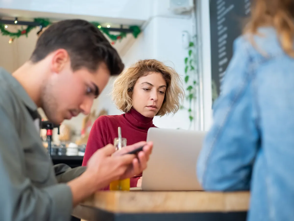 Une séance de travail avec une équipe commerciale devant un écran
